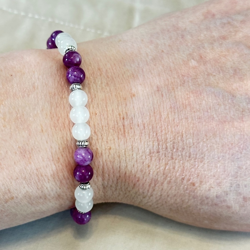 Lepidolite & Clear Quartz stone stretchy bracelet (purple & clear) round beads - Picture 7 of 11